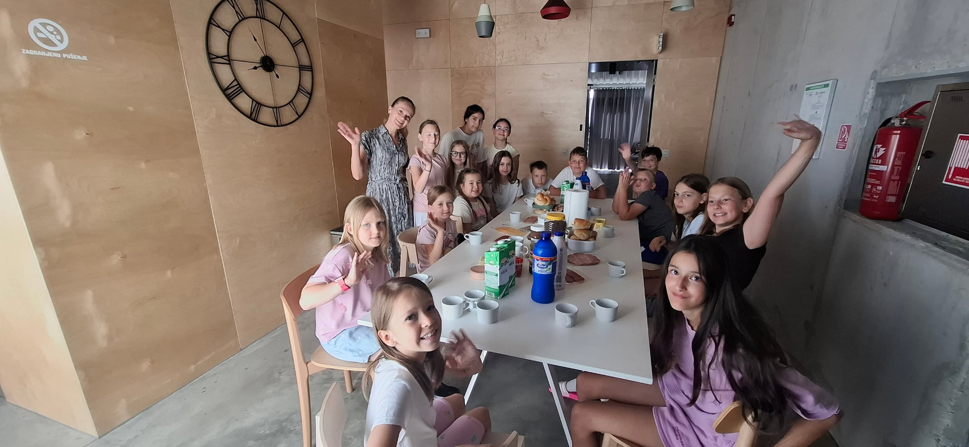 Mali umjetnici i voditeljica na druženju u studiju